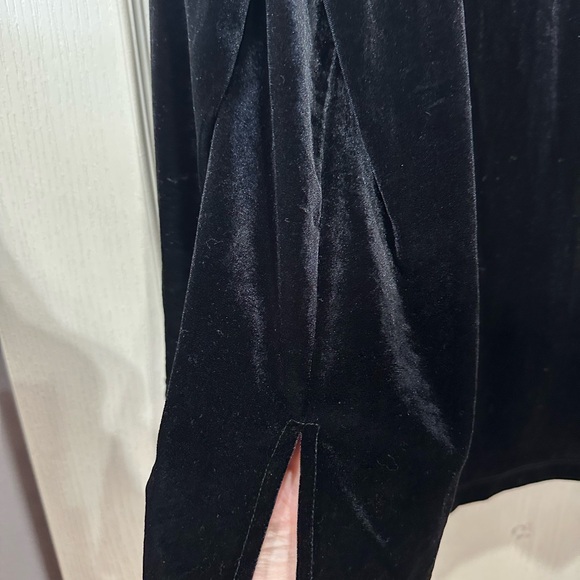 Elegant Black Velvet Long Sleeve Top - Picture 5 of 7